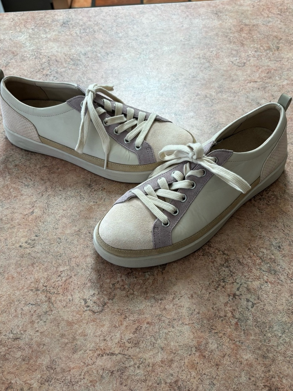 Women's Vionic Winny Sneaker Parchment Leather Sneaker size 9.5